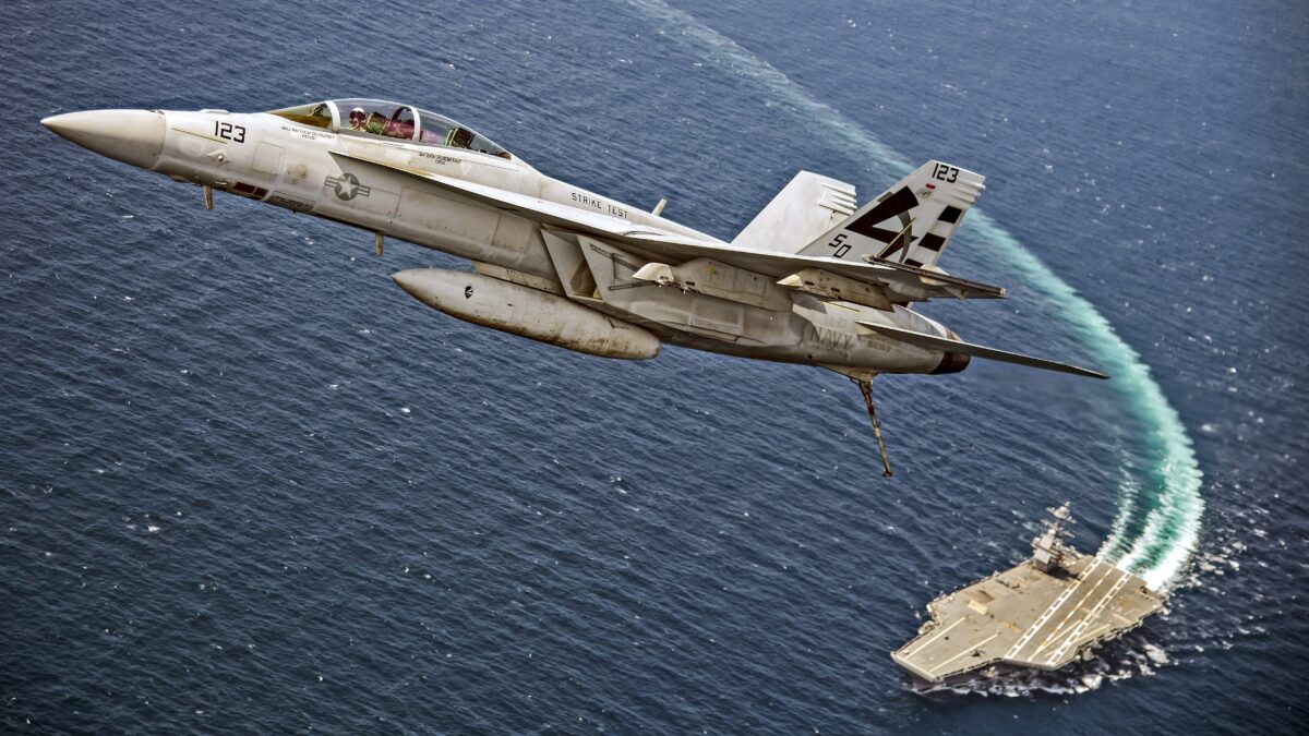 A 18E Super Hornet над авианосцем