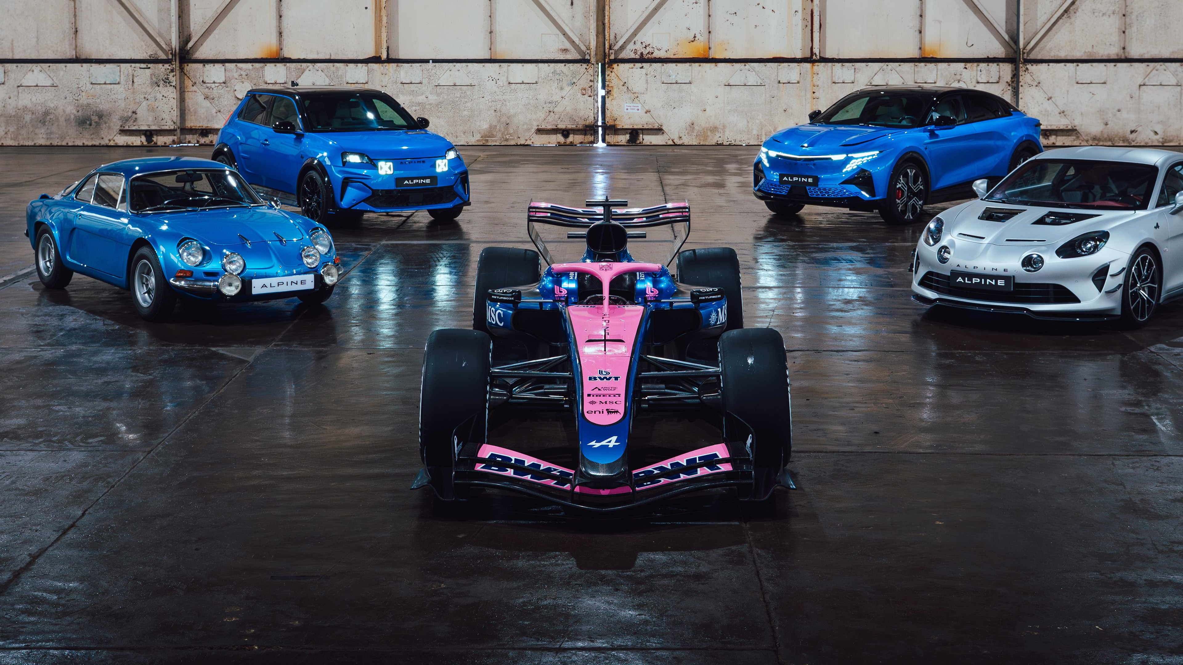 Alpine F1 Team гоночный болид и автомобили на дороге