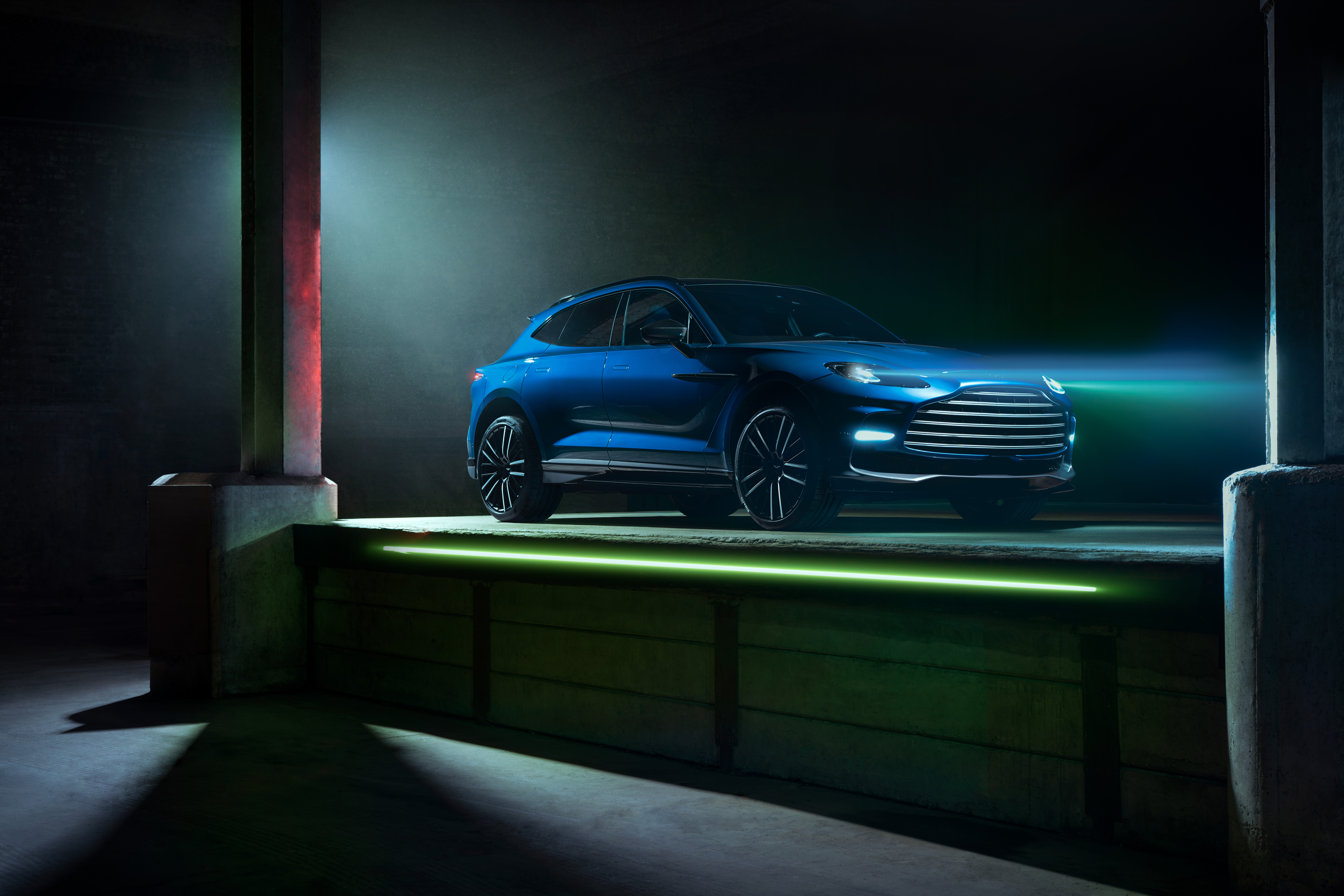 Aston Martin DBX707 3