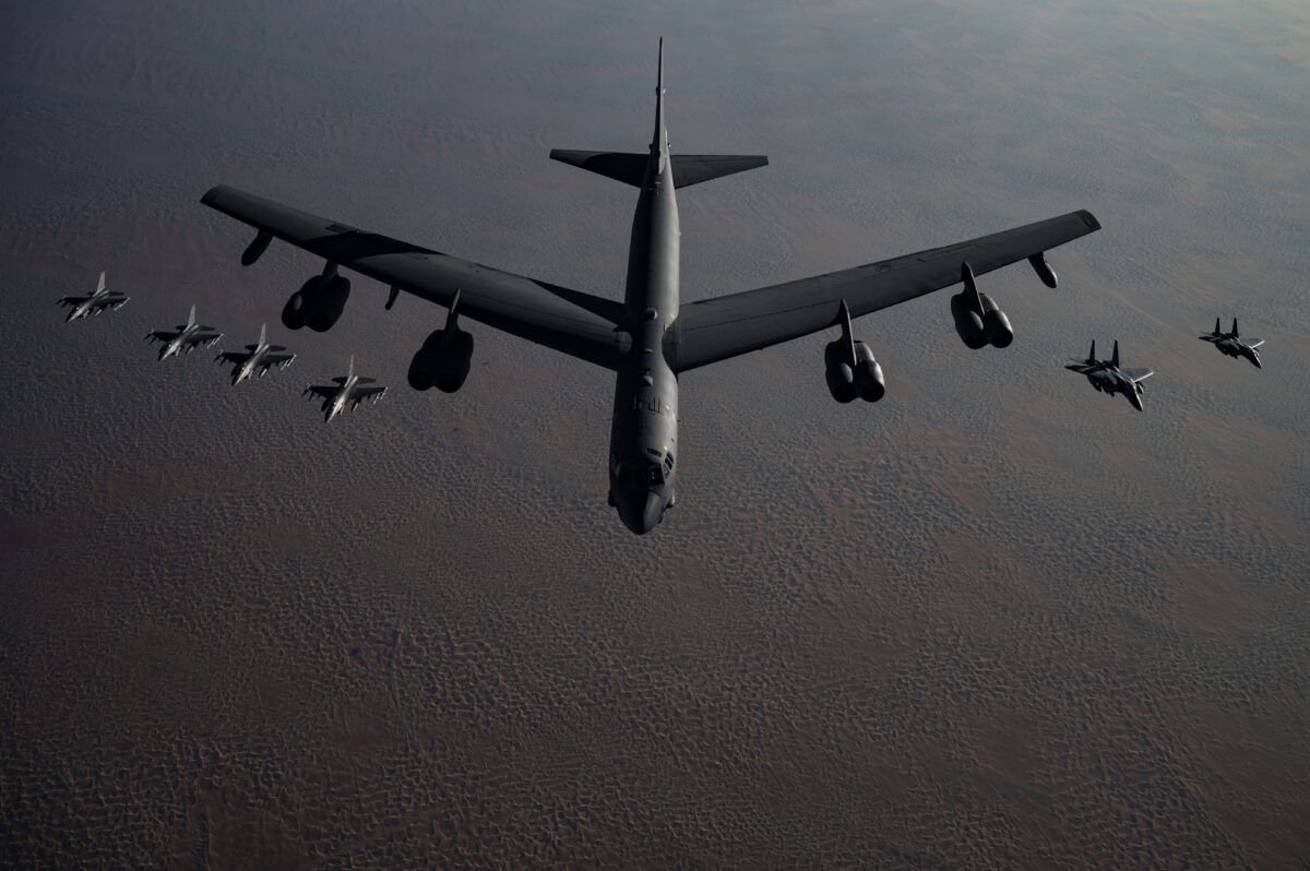 B 52 Stratofortress и F 15 Eagle самолёты в полёте