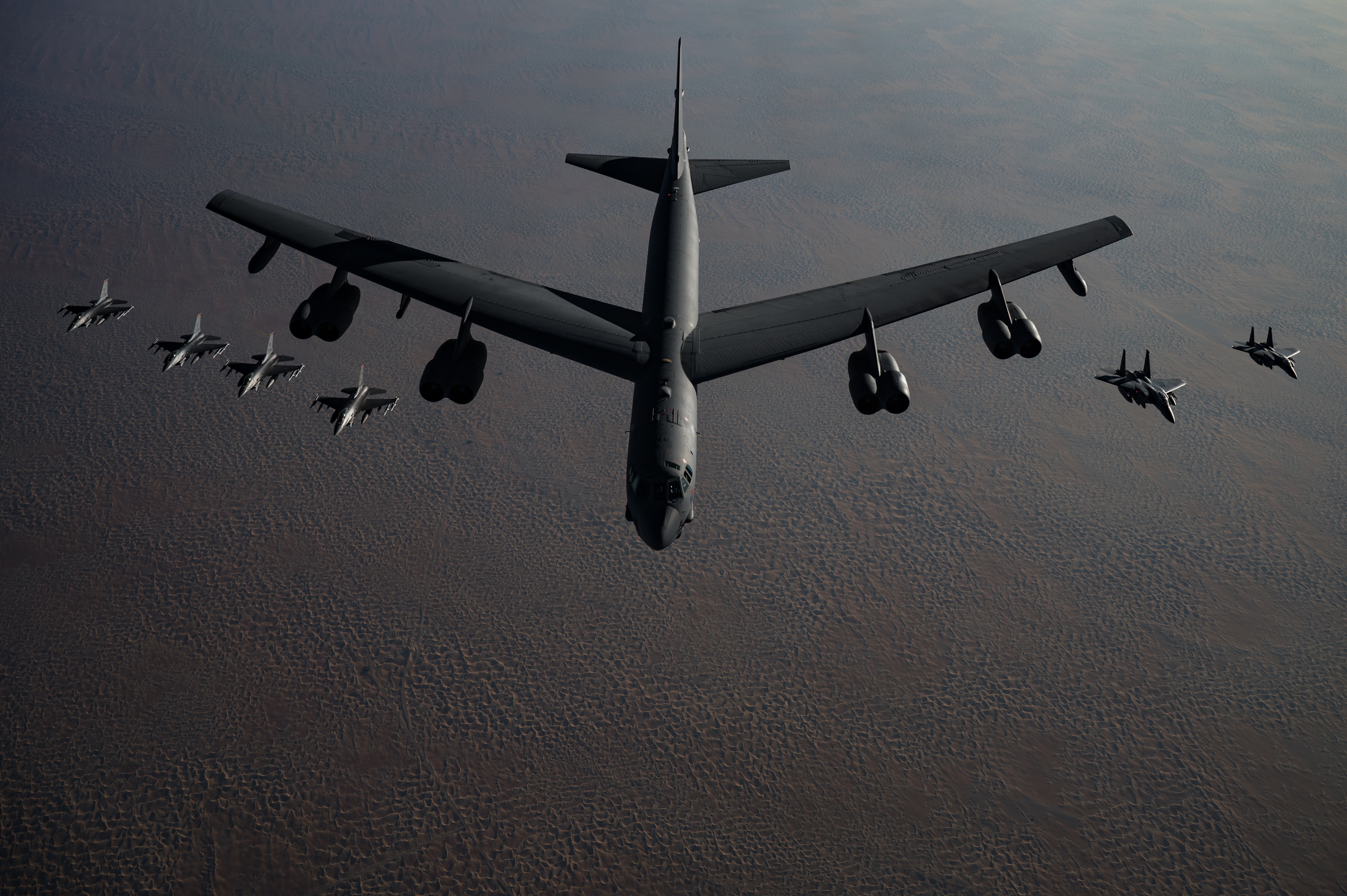 B 52 Stratofortress и F 15 Eagle самолёты в полёте