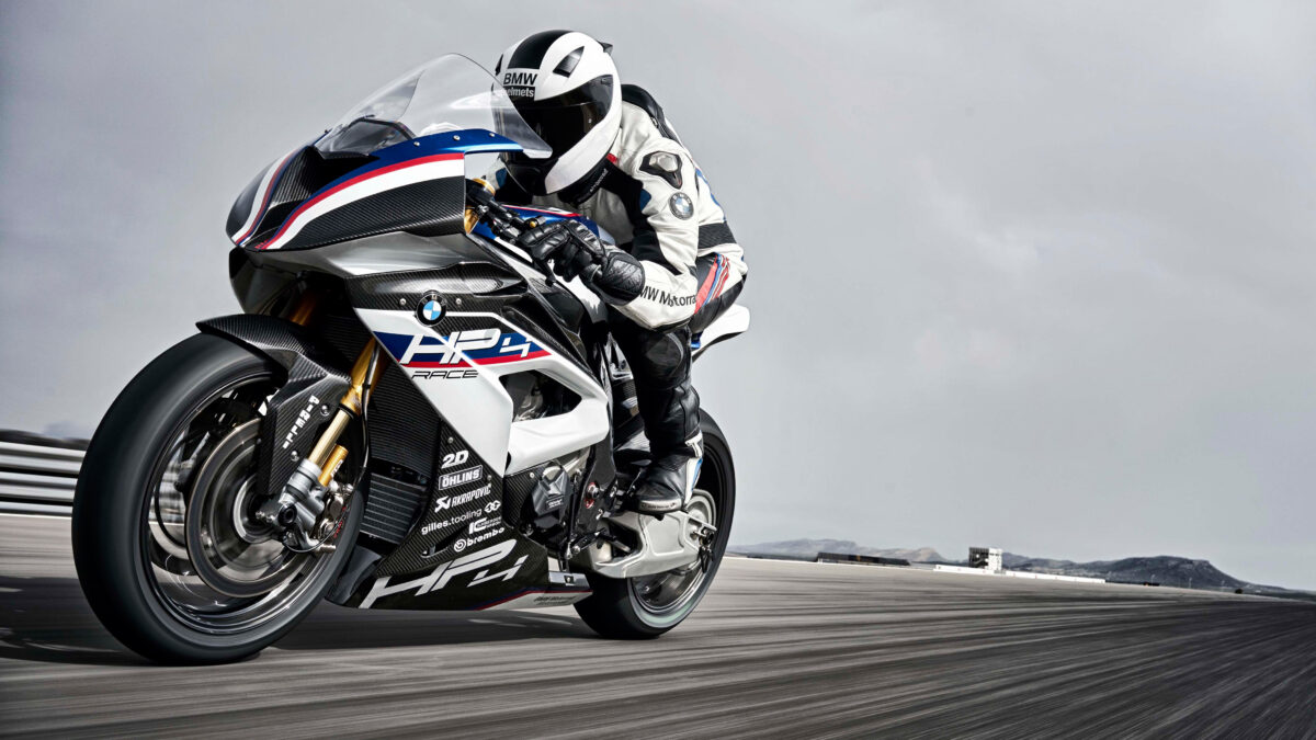Байкер на быстром мотоцикле BMW HP4 Race