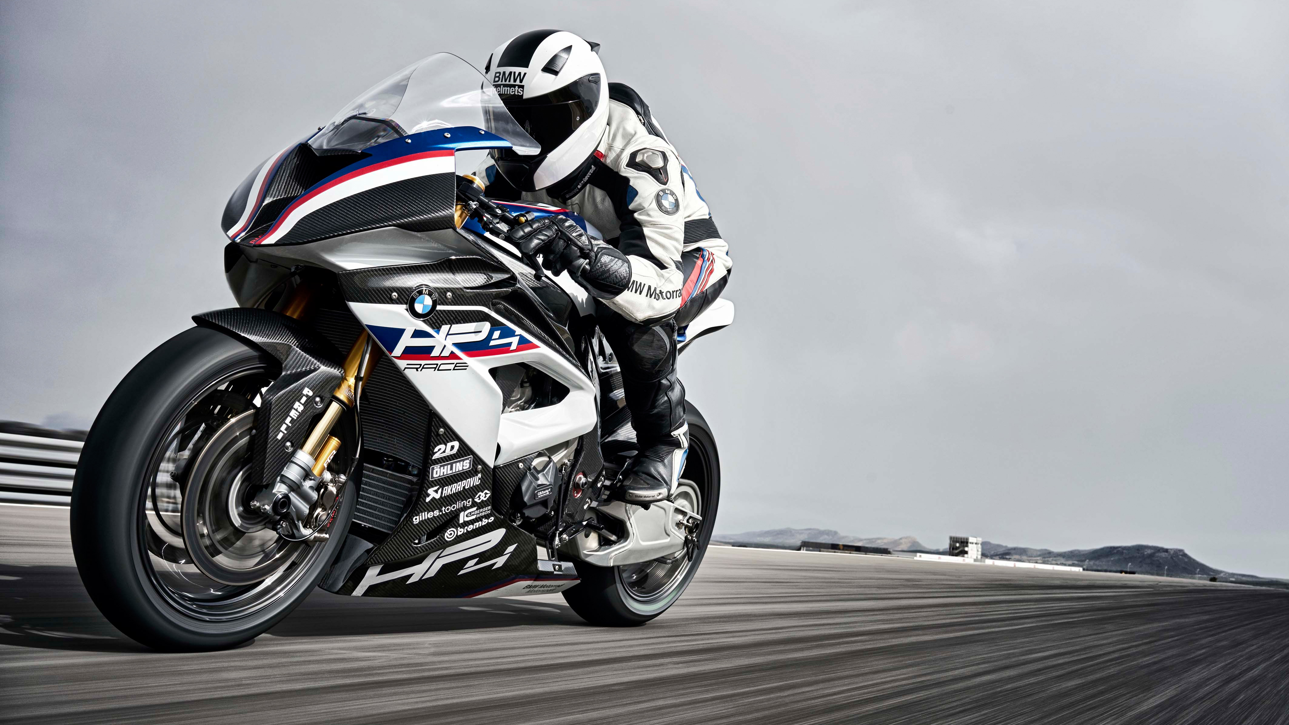 Байкер на быстром мотоцикле BMW HP4 Race
