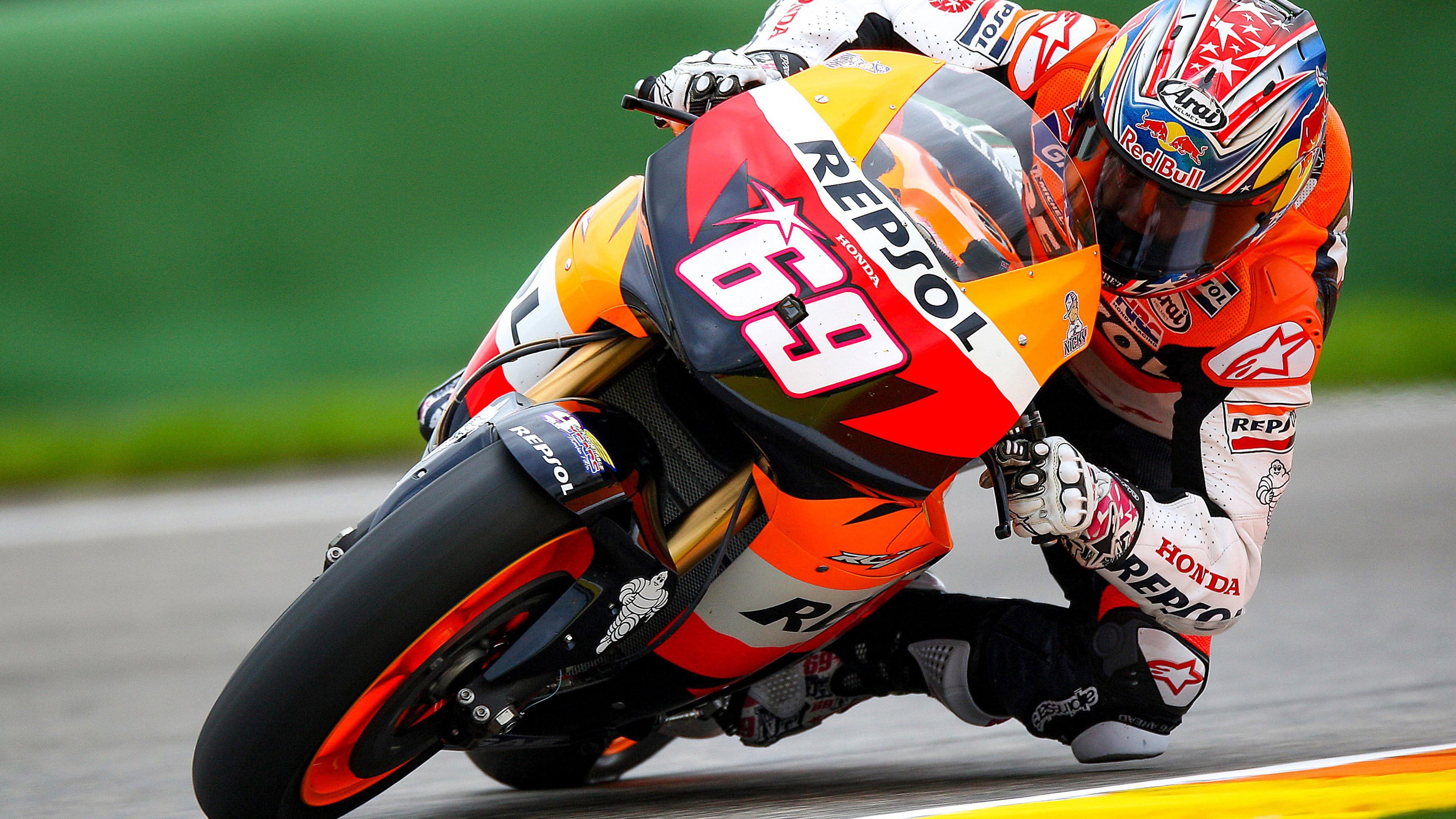 Байкер на мотоцикле Honda MotoGP 2019 года на гоночной трассе