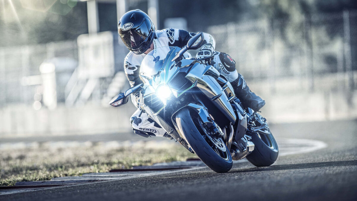 Байкер на мотоцикле Kawasaki Ninja H2, 2019
