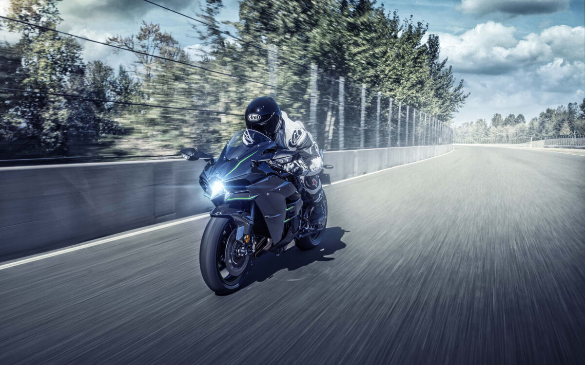 Байкер на мотоцикле Kawasaki Ninja H2, 2019 на гоночной трассе