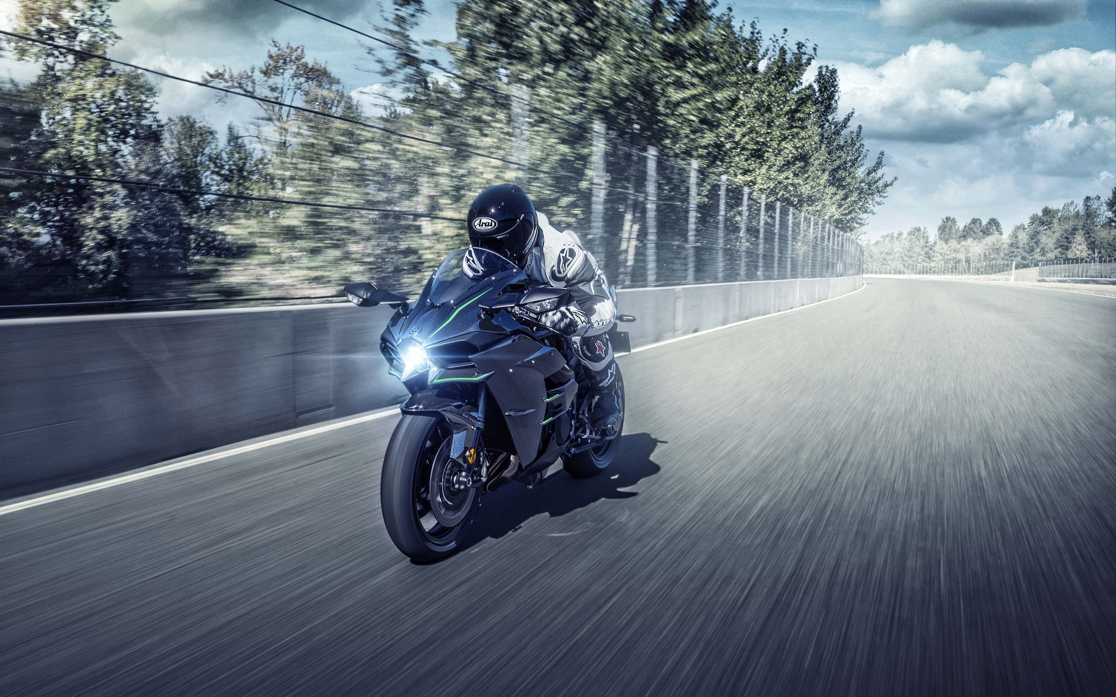 Байкер на мотоцикле Kawasaki Ninja H2, 2019 на гоночной трассе