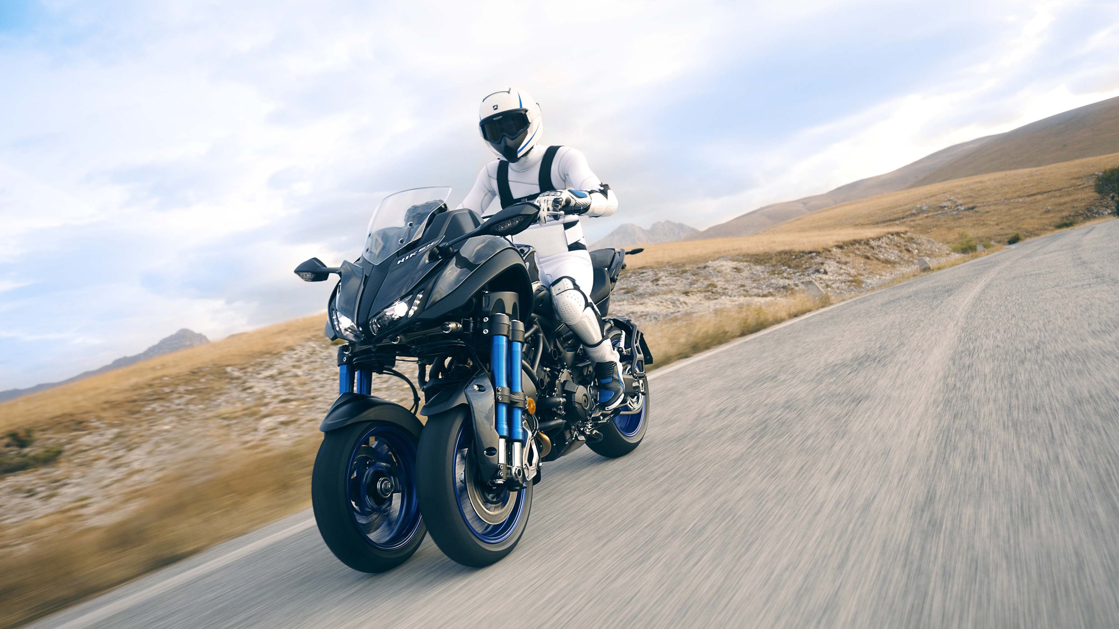 Байкер на мотоцикле Yamaha Niken, 2018