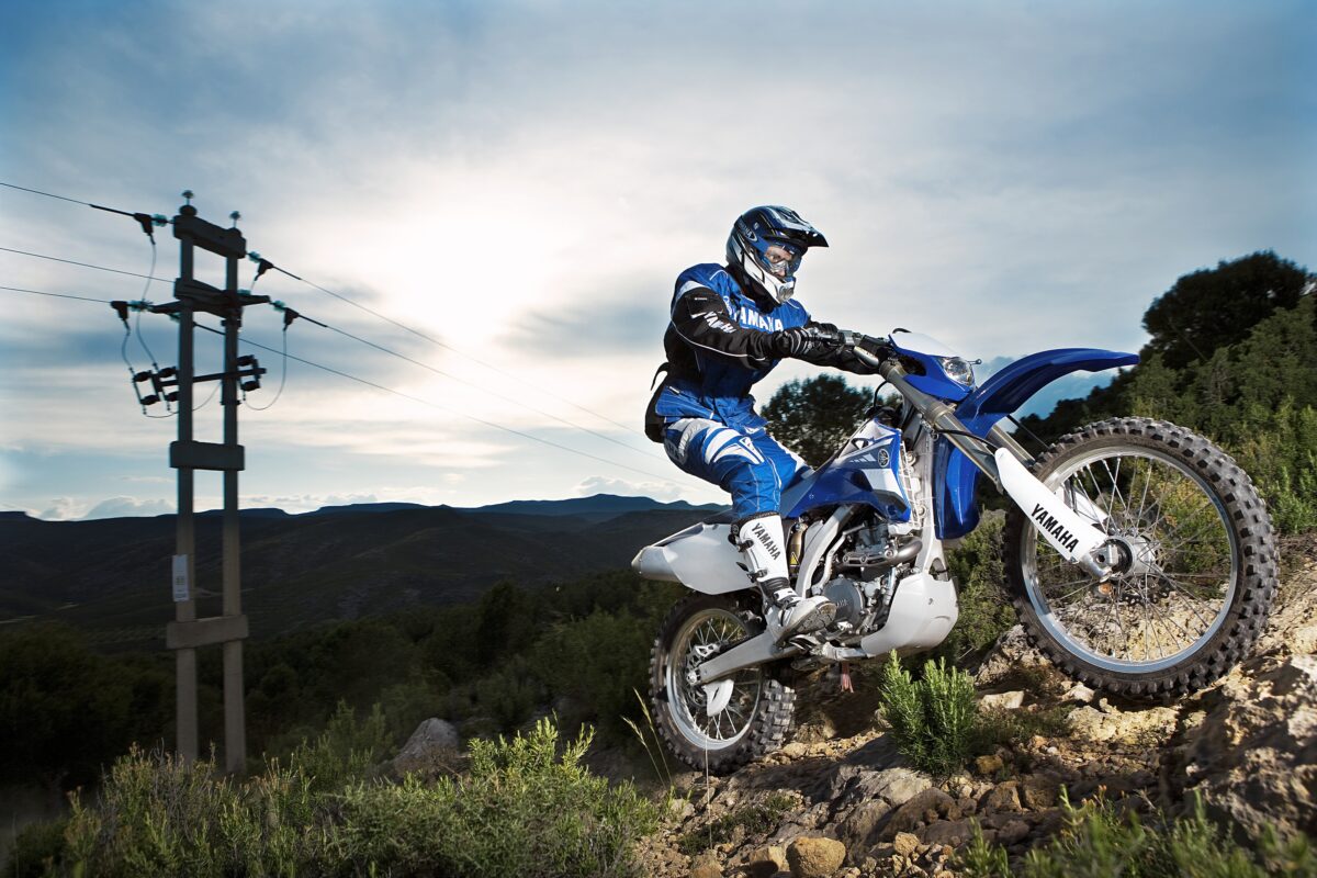 Байкер на мотоцикле Yamaha WR450F на мотокроссе
