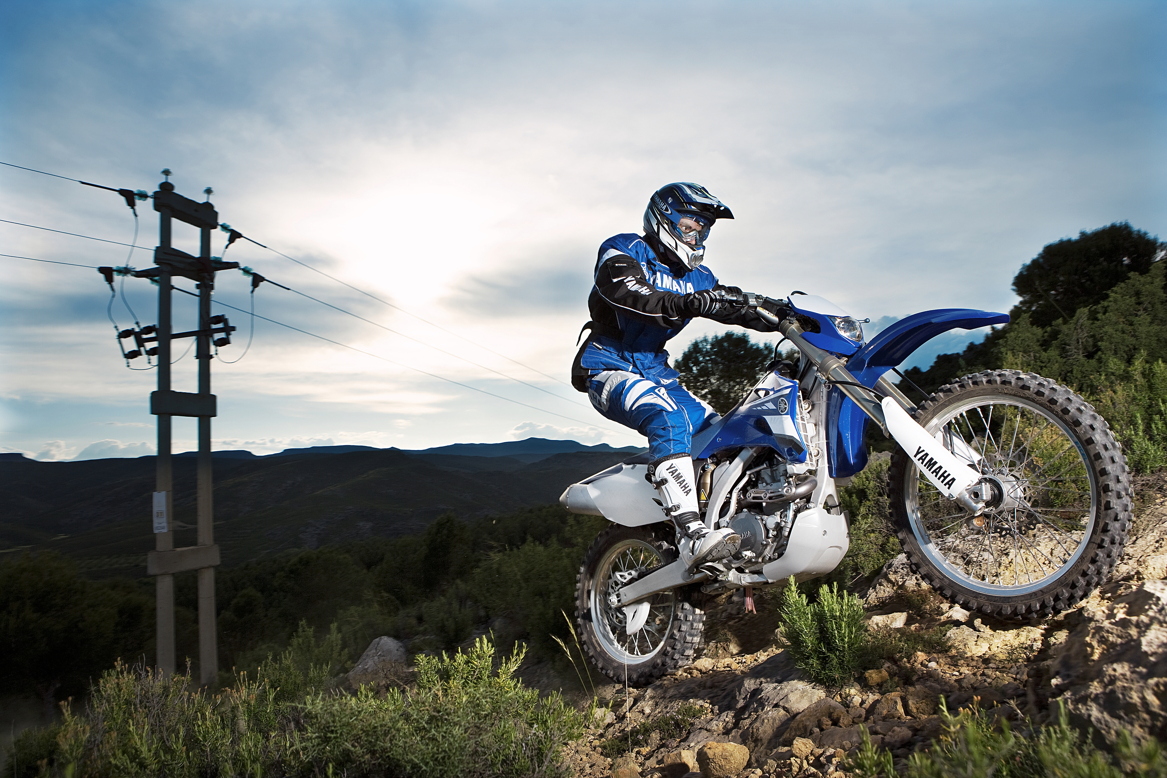 Байкер на мотоцикле Yamaha WR450F на мотокроссе