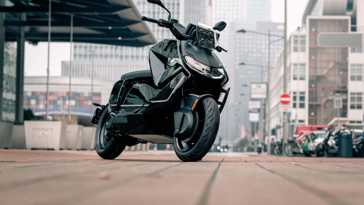 BMW CE 04 черный мотоцикл