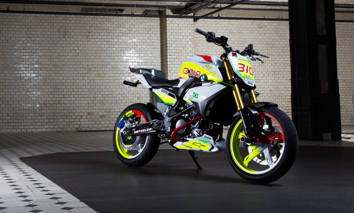 BMW Concept Stunt G 310 в гараже мотоцикл