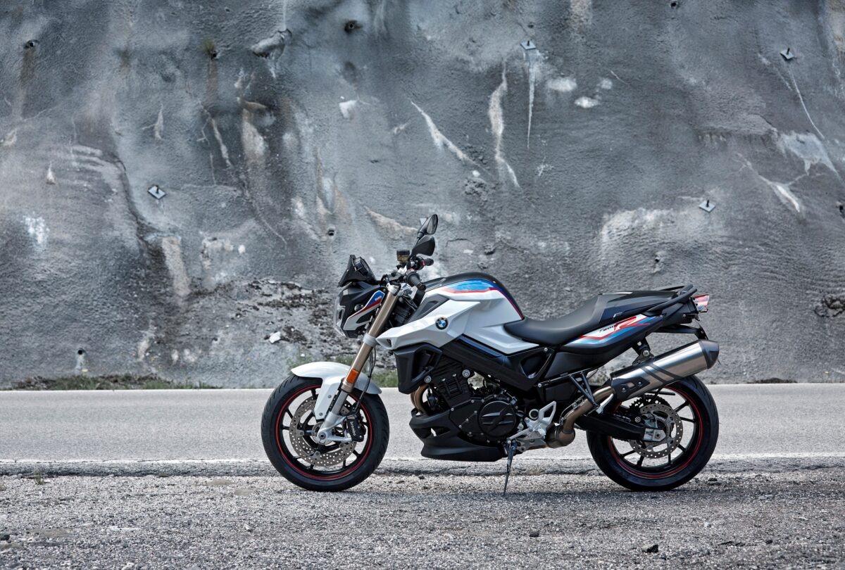 BMW F 800 R, 2017 у серой стены стильный мотоцикл