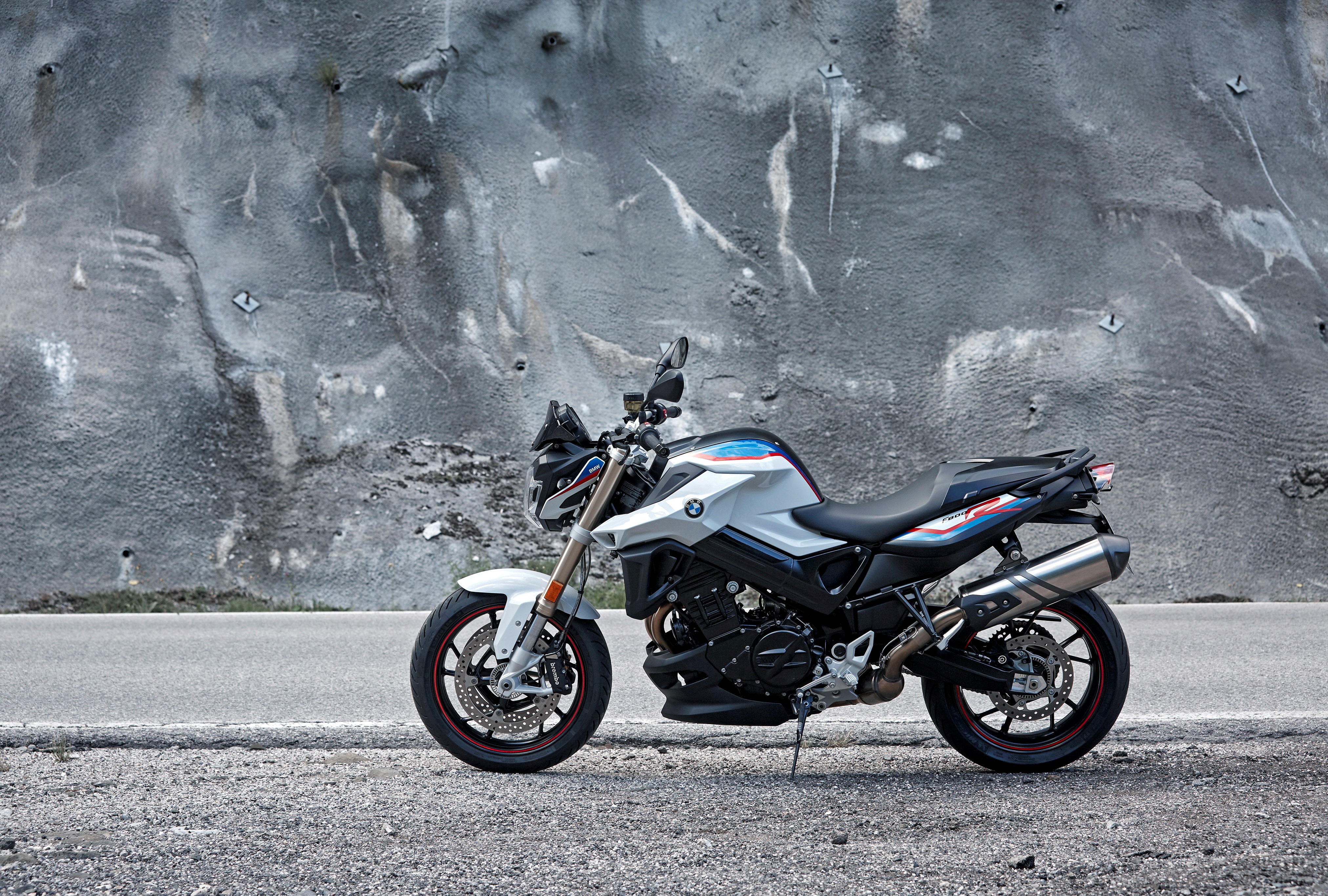 BMW F 800 R, 2017 у серой стены стильный мотоцикл