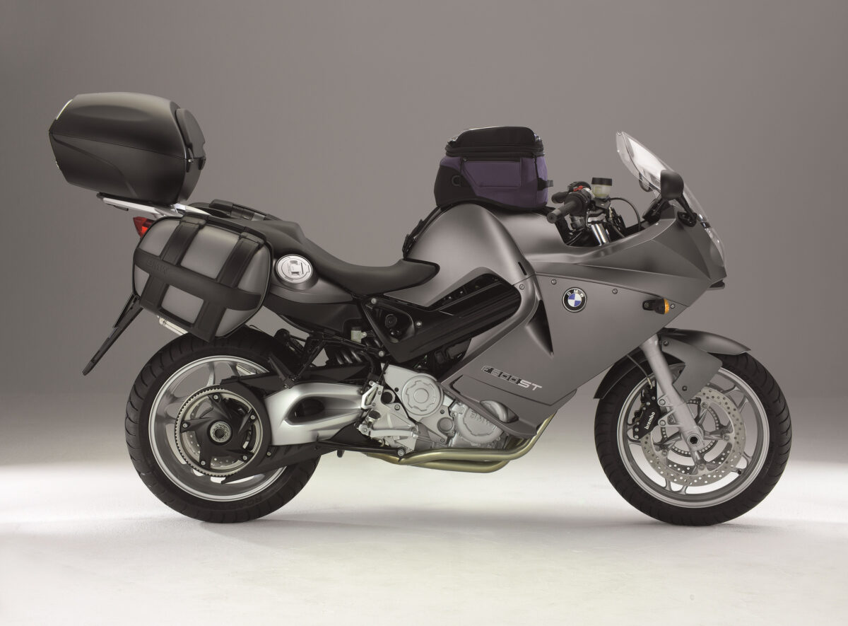 BMW F 800 ST вид сбоку серый мотоцикл