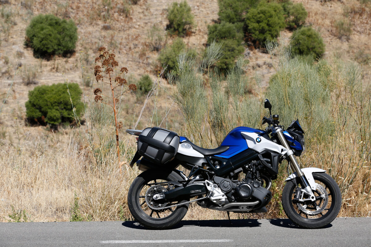 BMW F800R стоит на асфальте мотоцикл