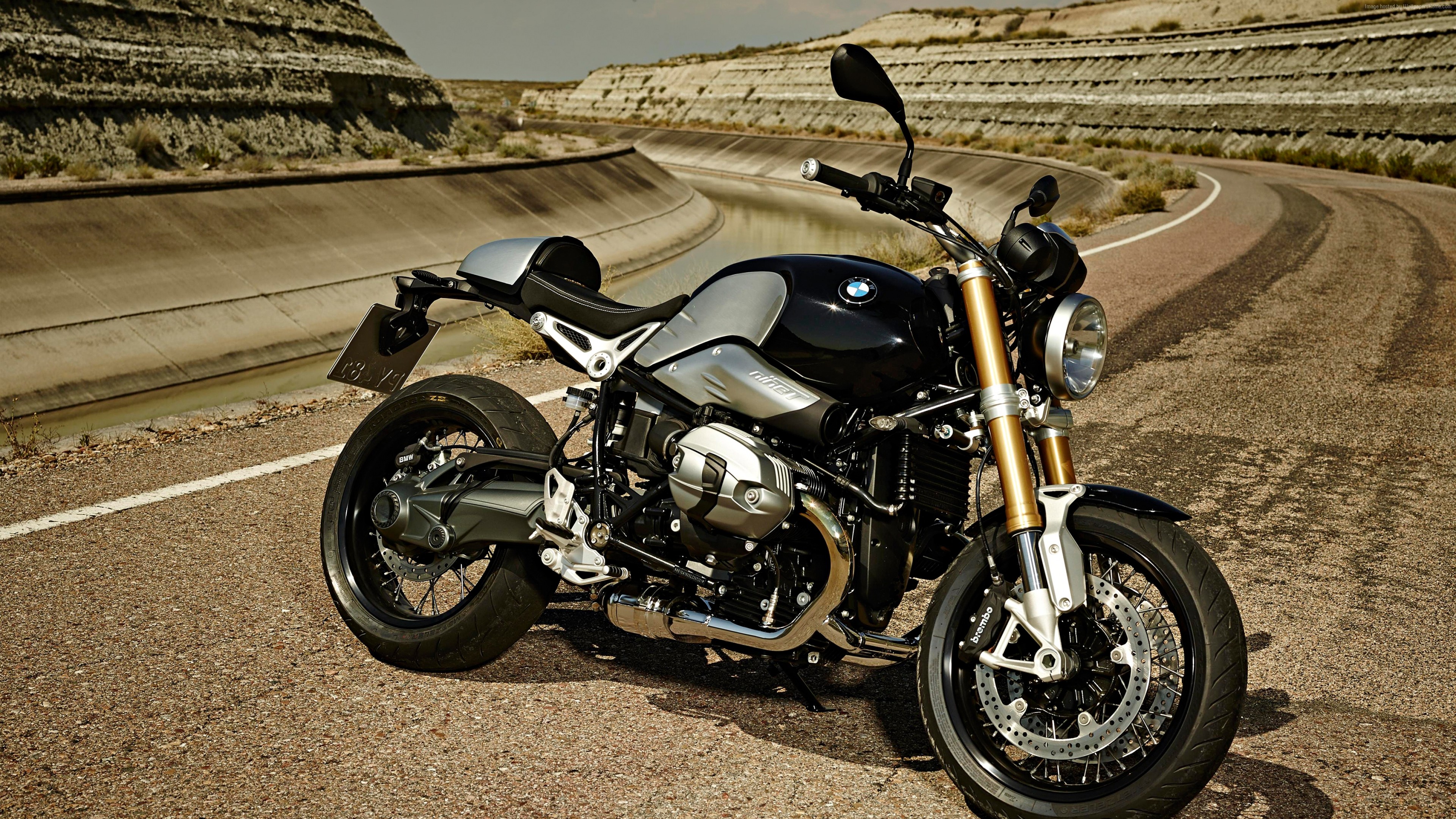 BMW R nineT на трассе черный мотоцикл