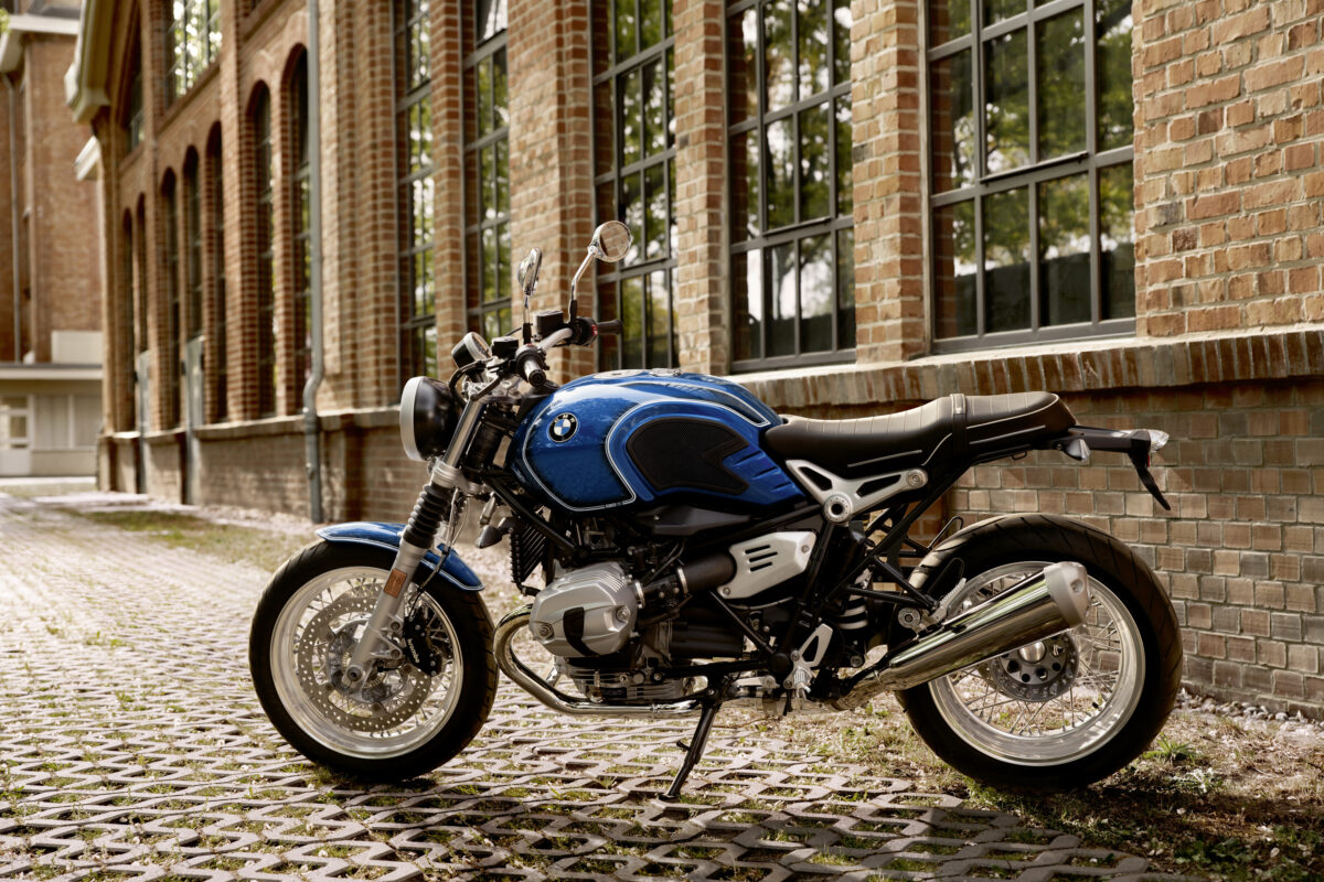 BMW R nineT стоит у дома мотоцикл