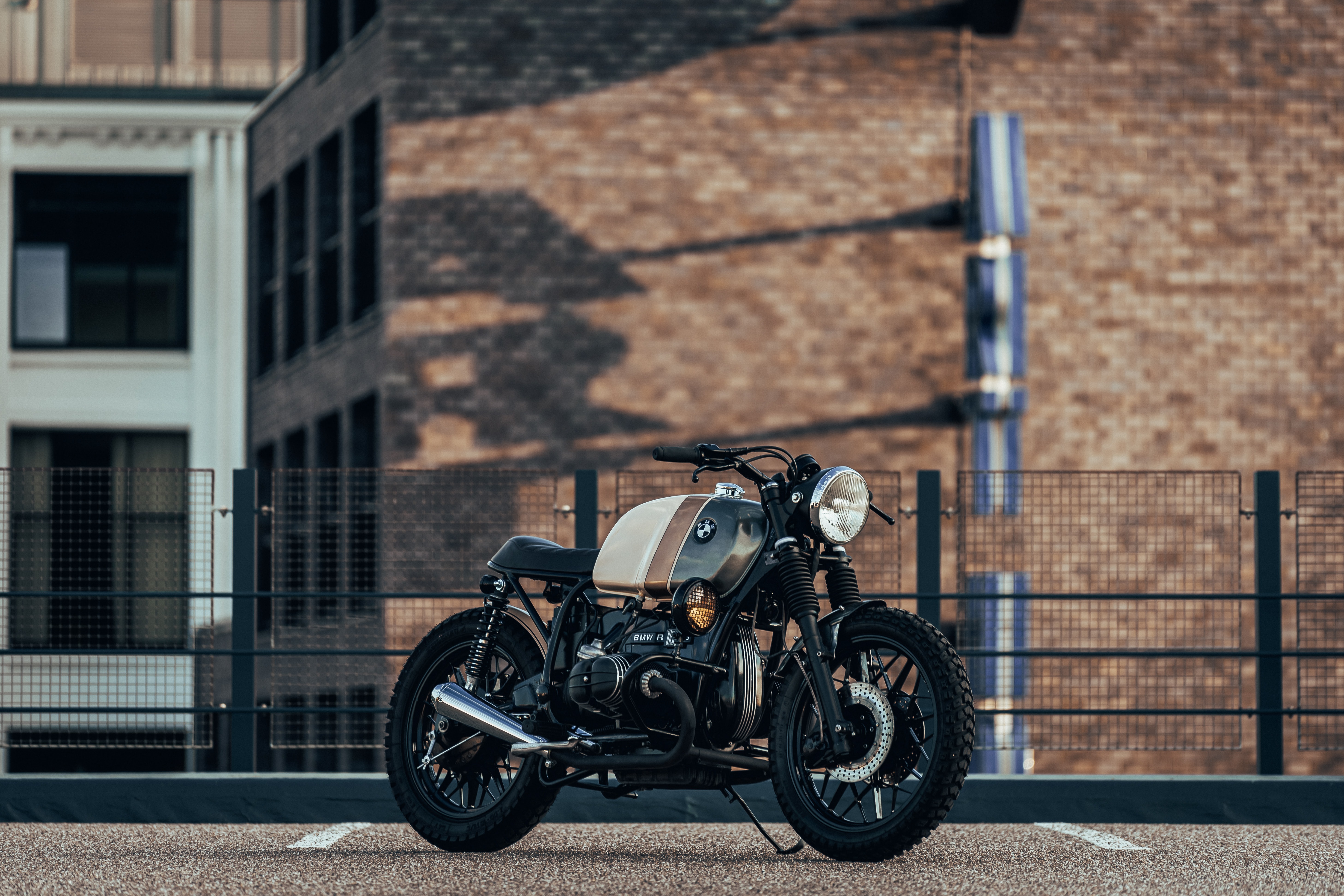 Bmw R100RT у стены черный мотоцикл
