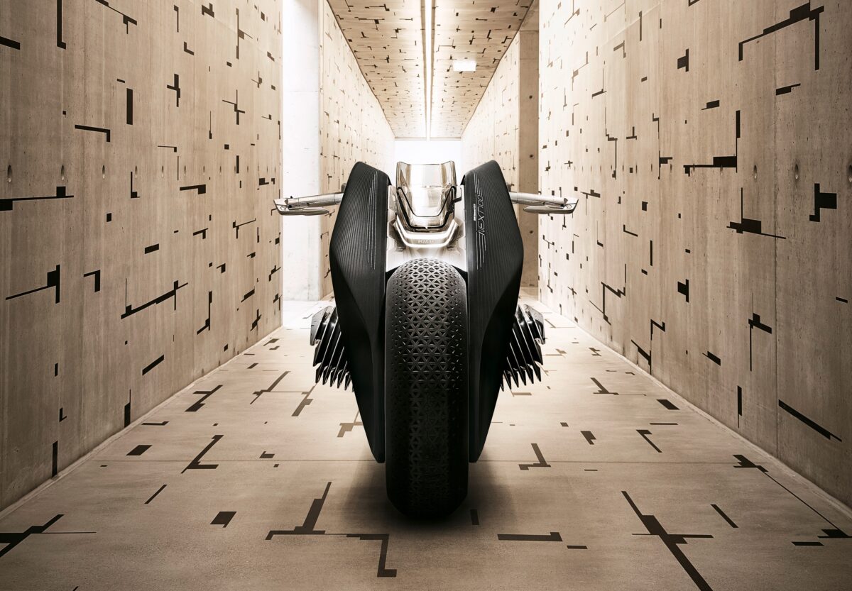 BMW Vision Next 100 в комнате мотоцикл