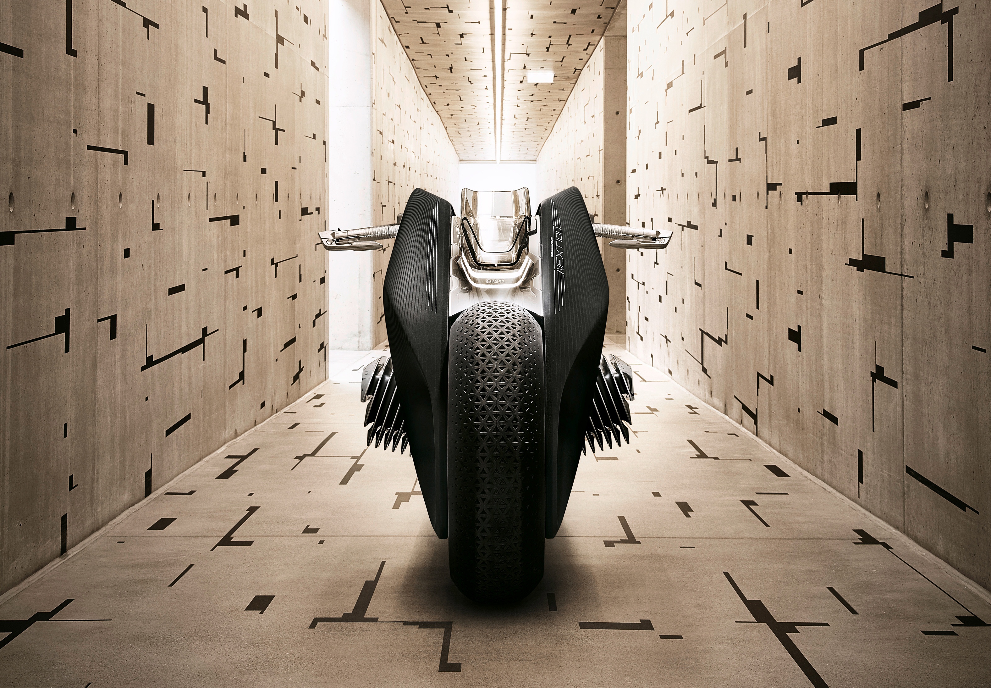 BMW Vision Next 100 в комнате мотоцикл