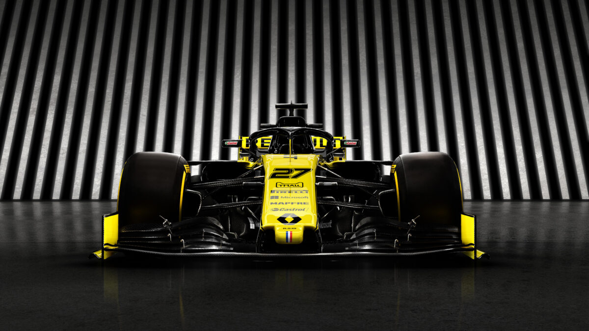 Болид F1 в гоночном заезде