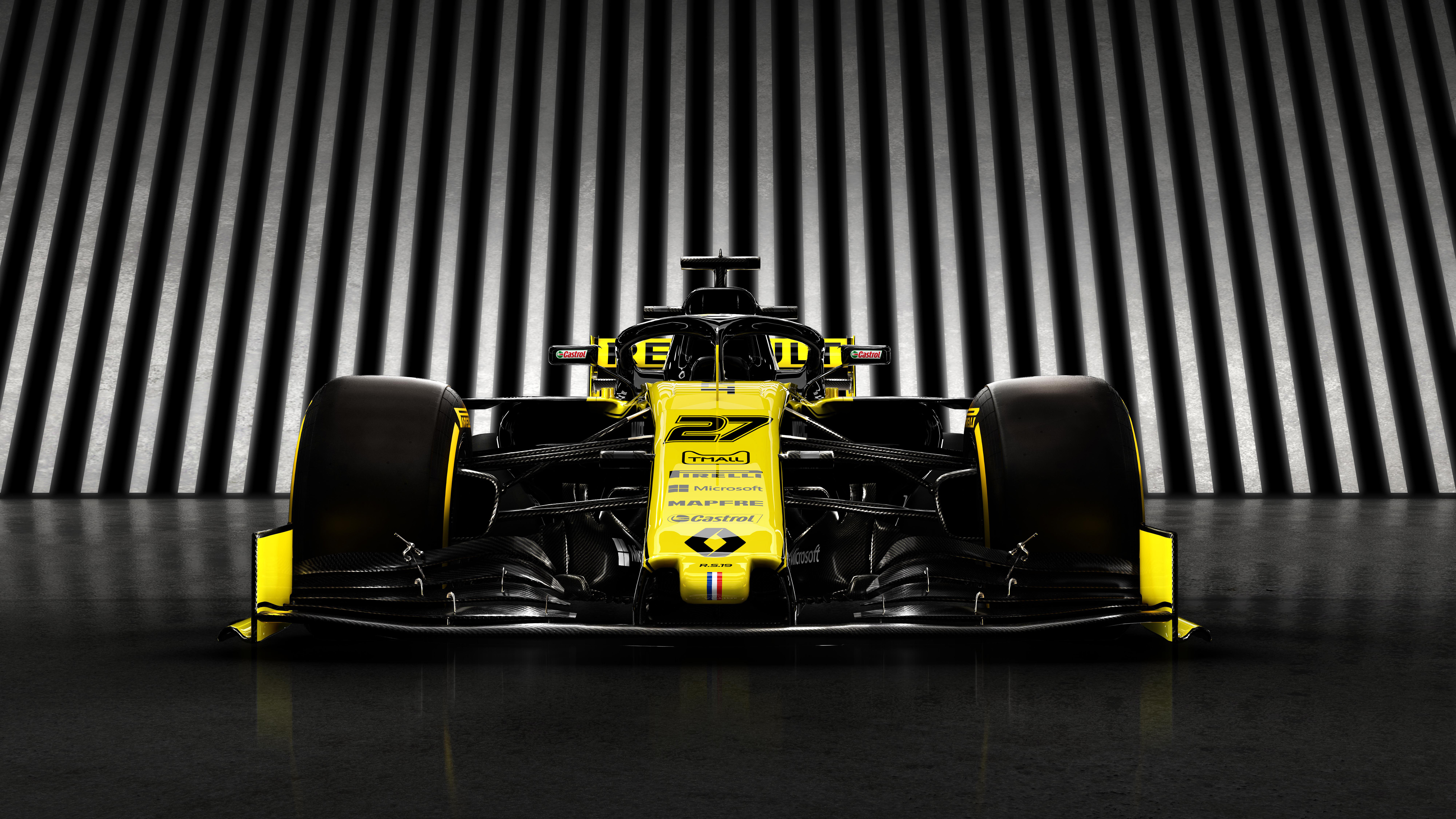 Болид F1 в гоночном заезде