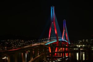 Большой мост над рекой общий вид