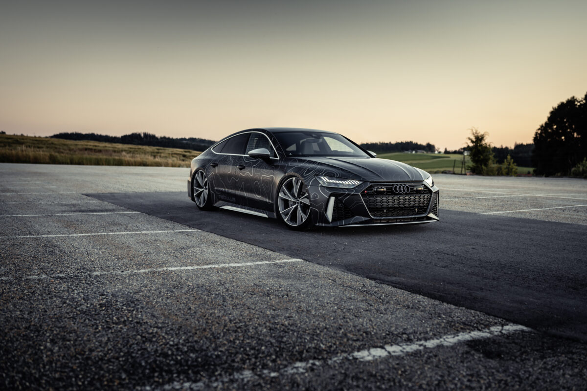 Чёрный Audi RS7 2