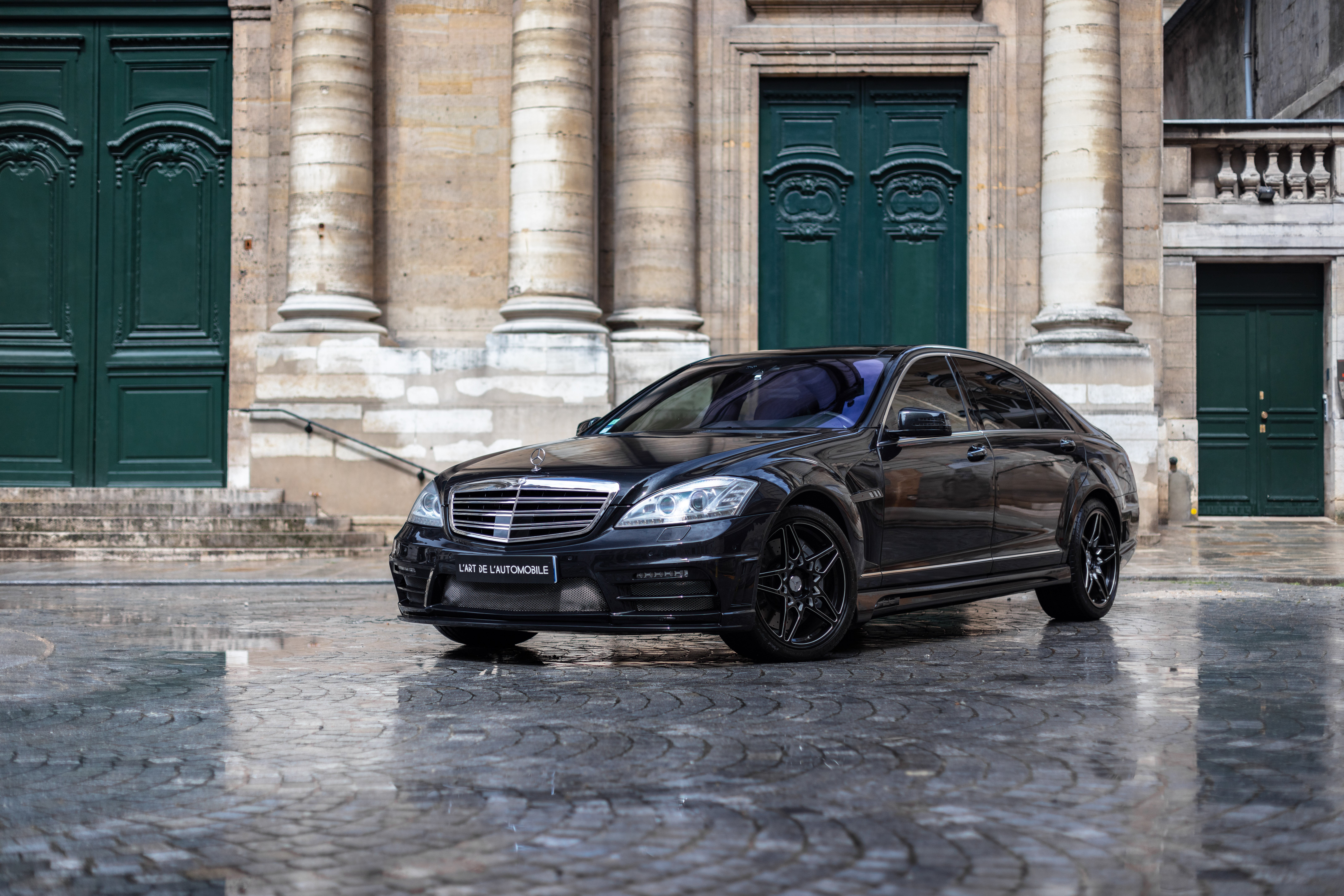 Чёрный Mercedes Benz S Class