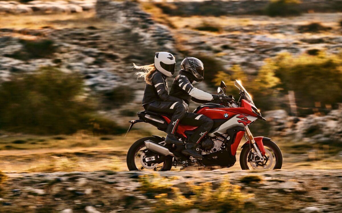 Два человека на мотоцикле BMW S 1000 XR, 2020 года