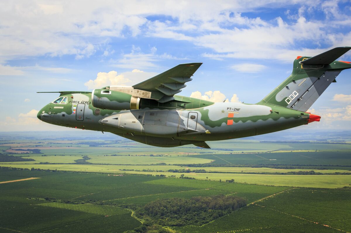 Embraer KC 390 в полёте транспортный самолёт