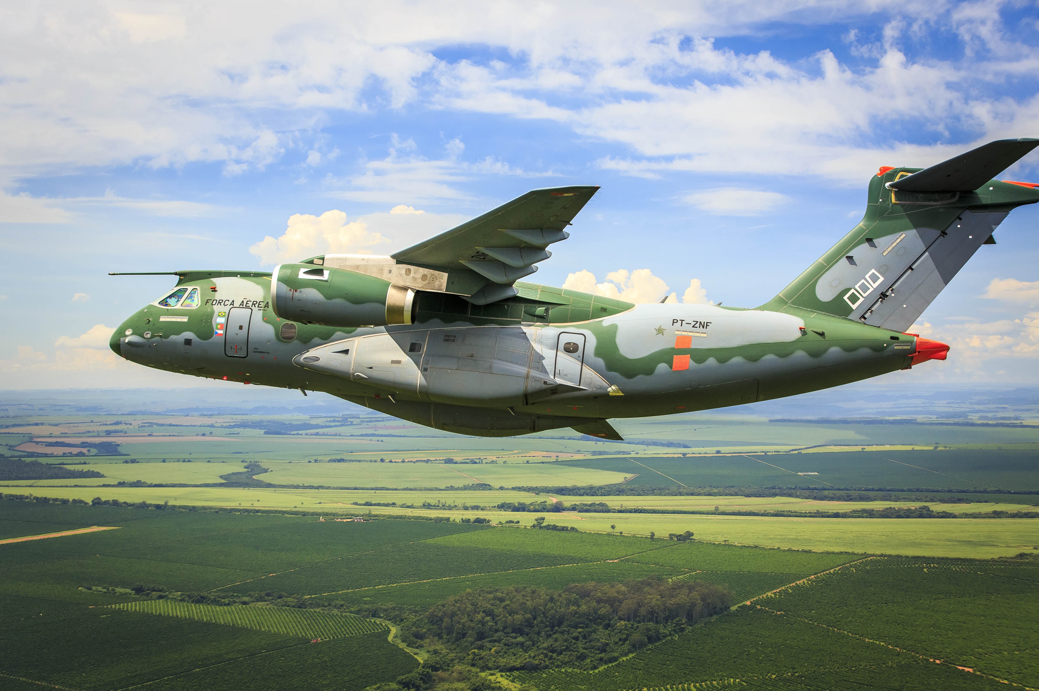 Embraer KC 390 в полёте транспортный самолёт