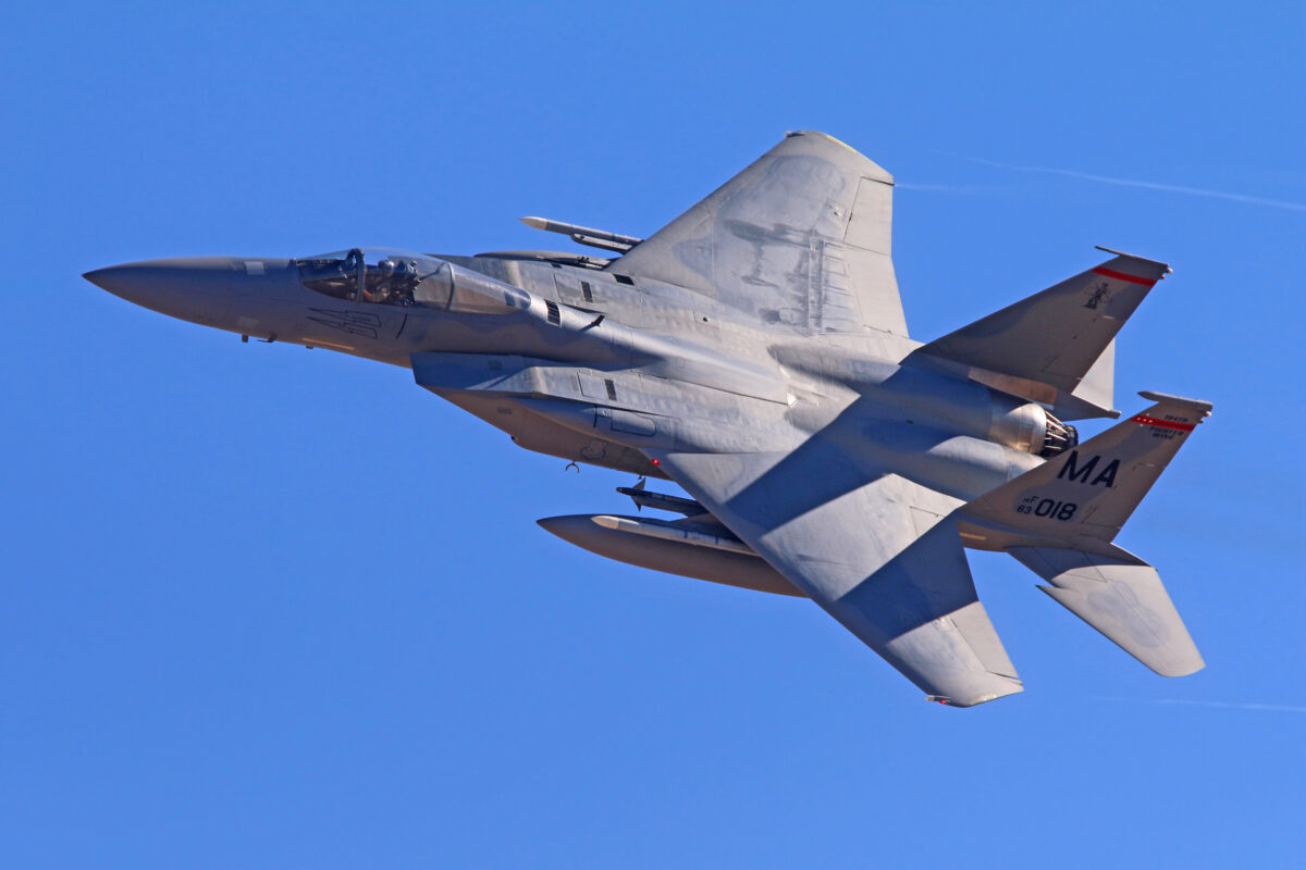 F 15 Eagle в полёте истребитель