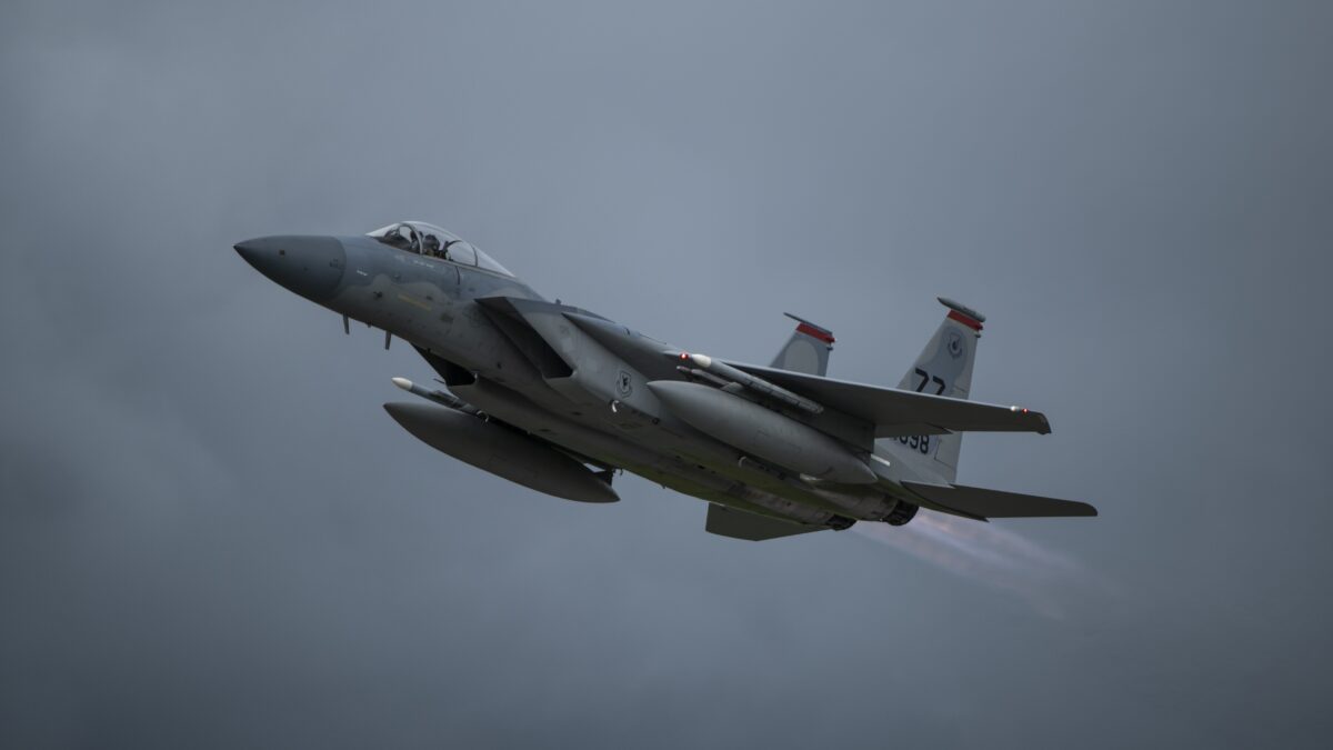 F 15 Eagle в полёте истребитель 2