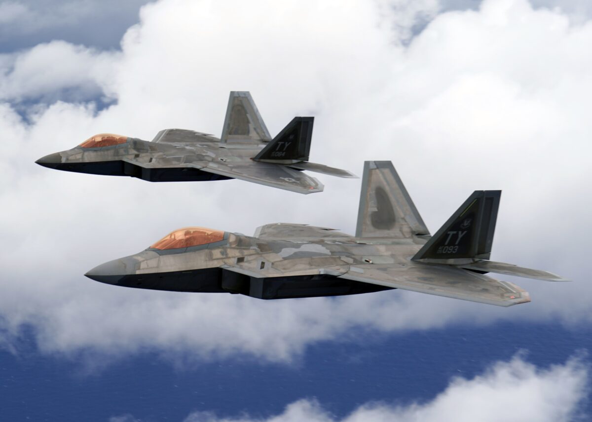 F 22 Raptor группа самолётов в полёте