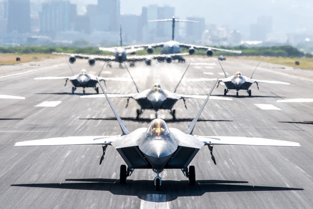 F 22 Raptor группа самолётов взлёт