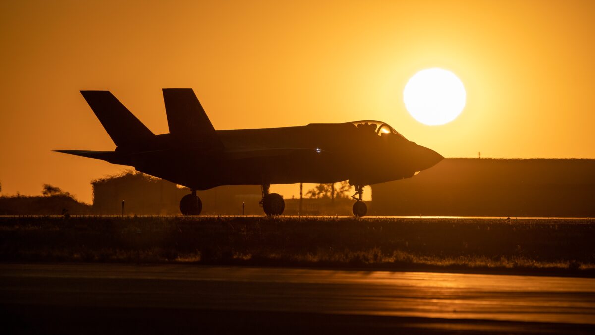 F 35 Lightning II на закате истребитель