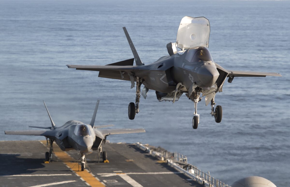 F 35 Lightning II в полёте истребитель