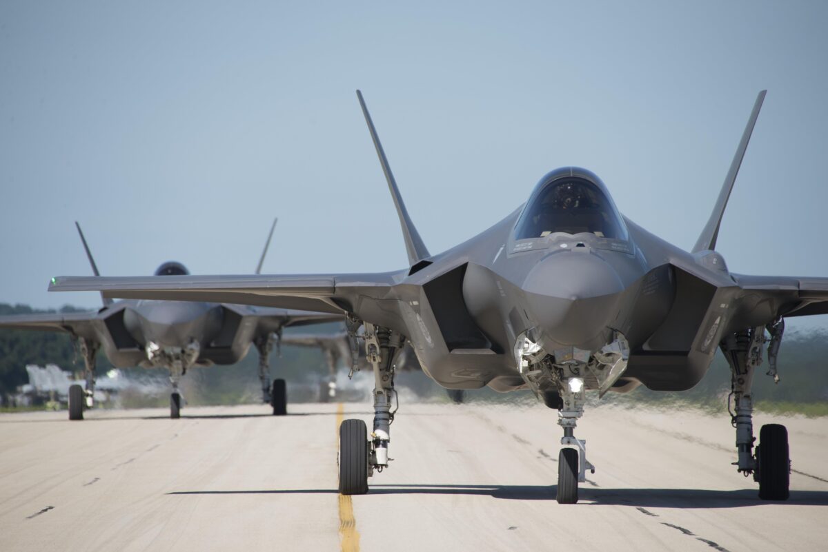 F 35 Lightning II в полёте истребитель 2