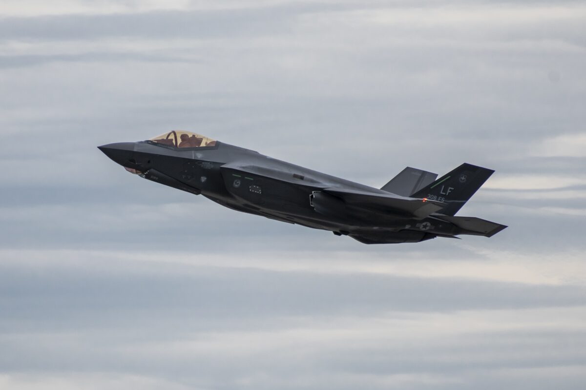 F 35 Lightning II в полёте истребитель 3