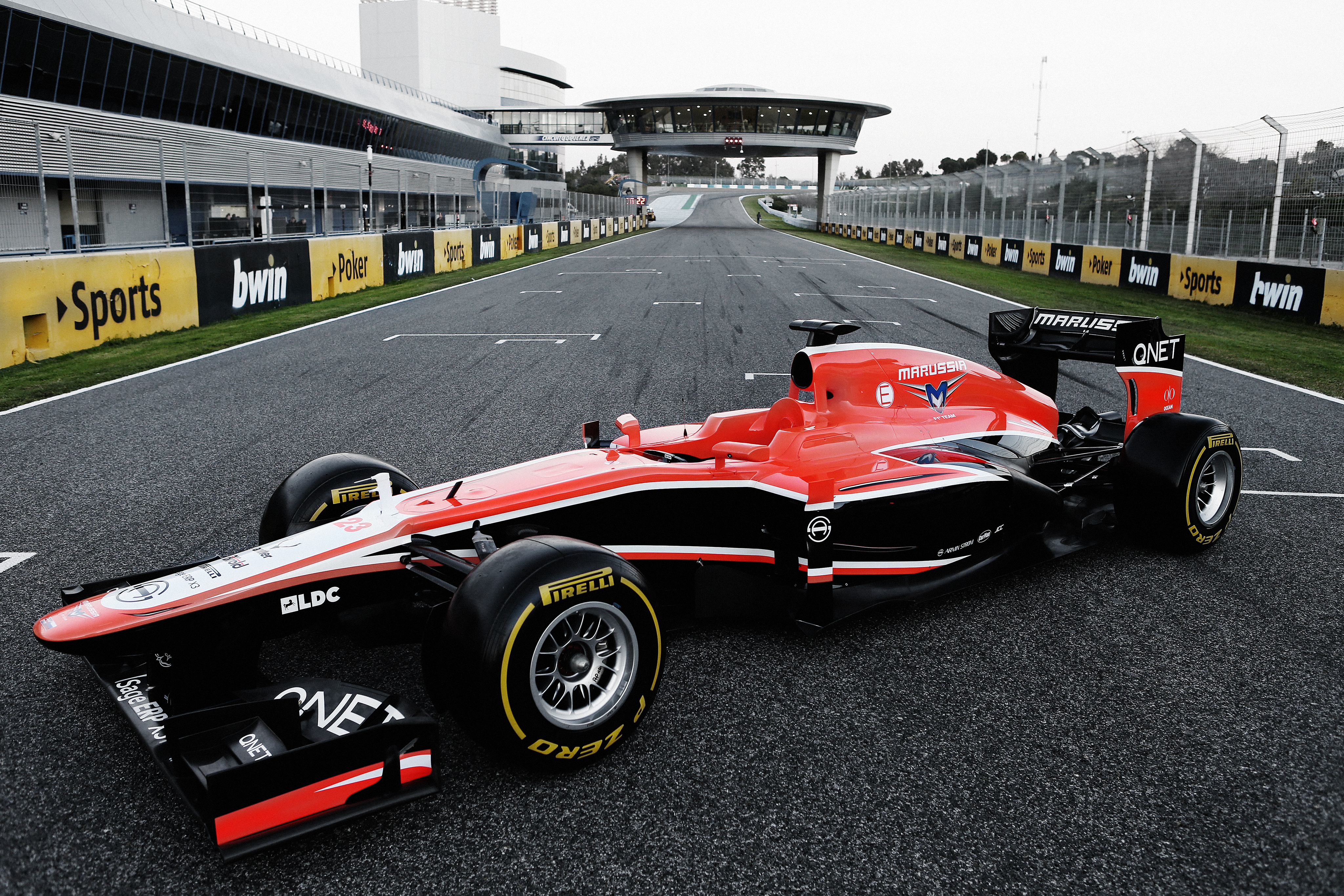 Гоночная машина F1 на трассе