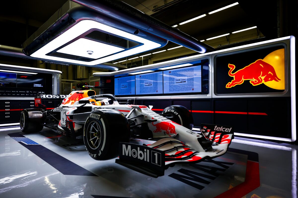 Гоночный болид F1 в гараже