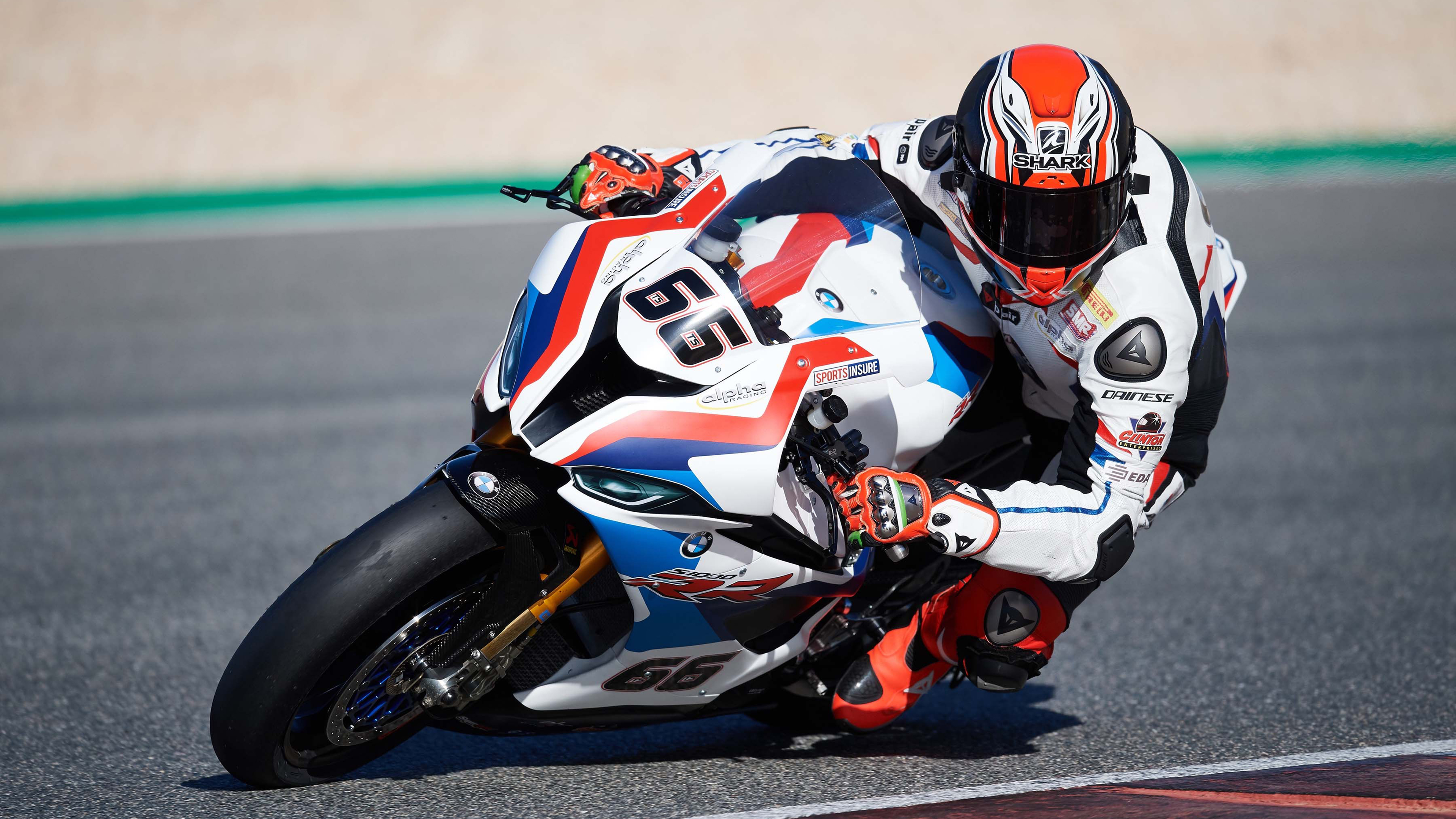 Гонщик на BMW S1000RR 2019 года