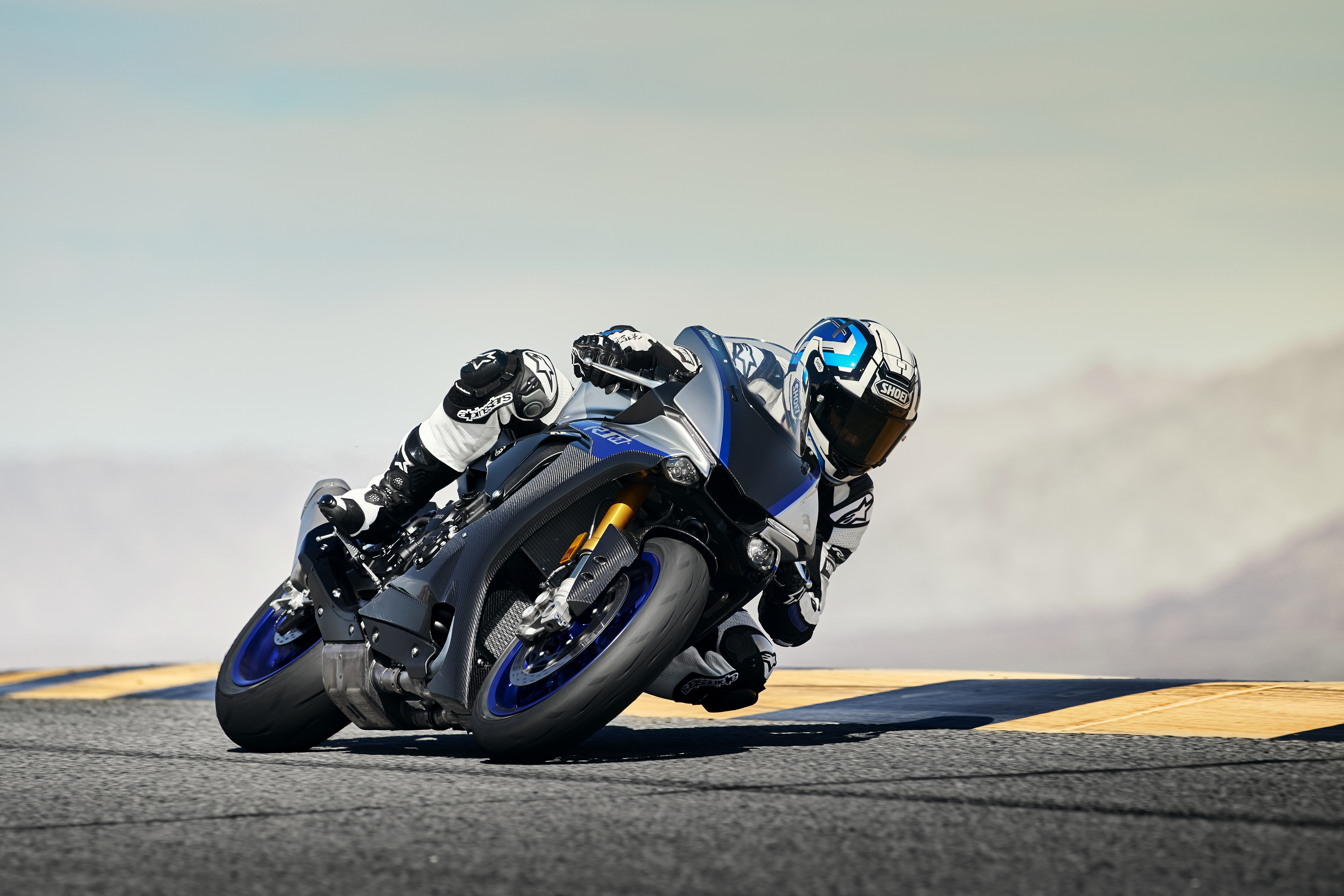 Гонщик на мотоцикле на трассе на мотоцикле Yamaha YZF R1M, 2018