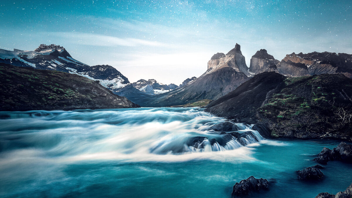 Горная река с быстрым течением у скал