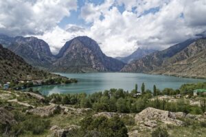 Горное озеро под облаками в ясном небе