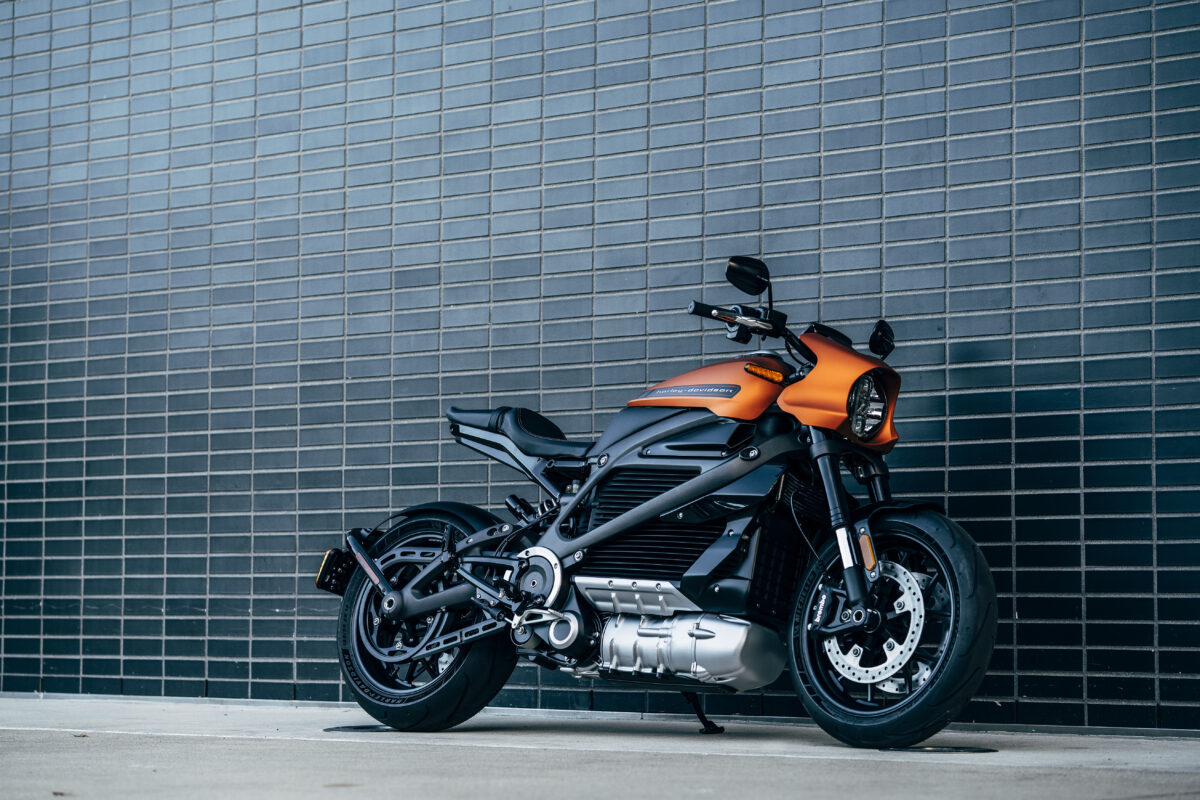 Harley Davidson LiveWire у стены электрический мотоцикл