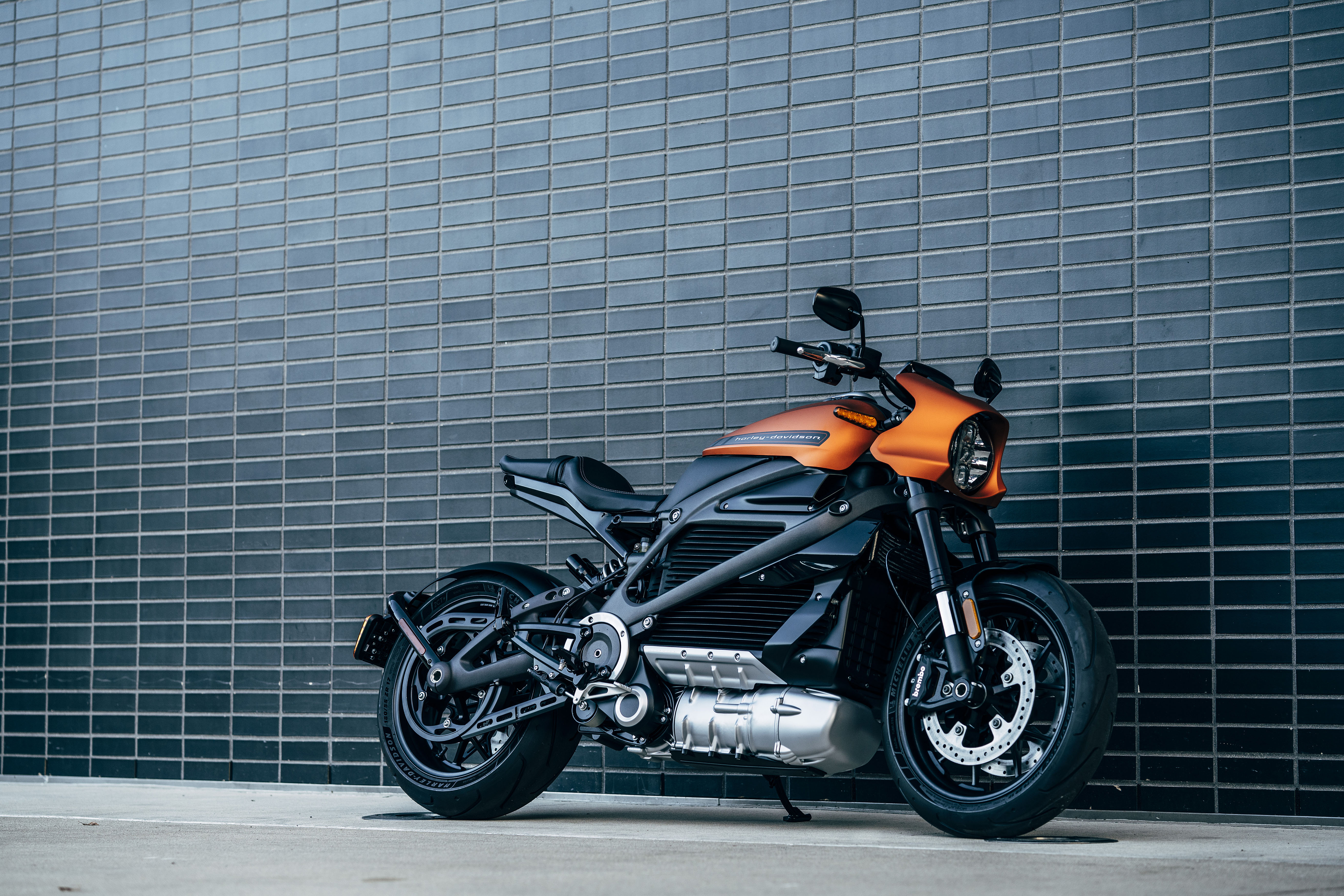 Harley Davidson LiveWire у стены электрический мотоцикл