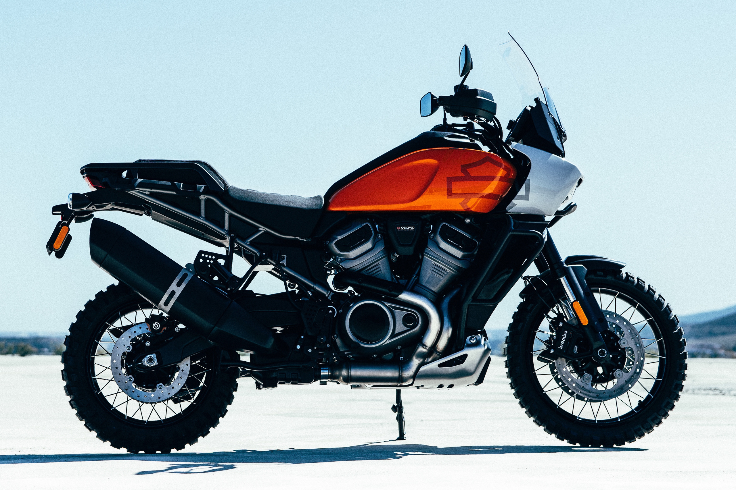 Harley Davidson Pan America 2021 года вид сбоку мотоцикл